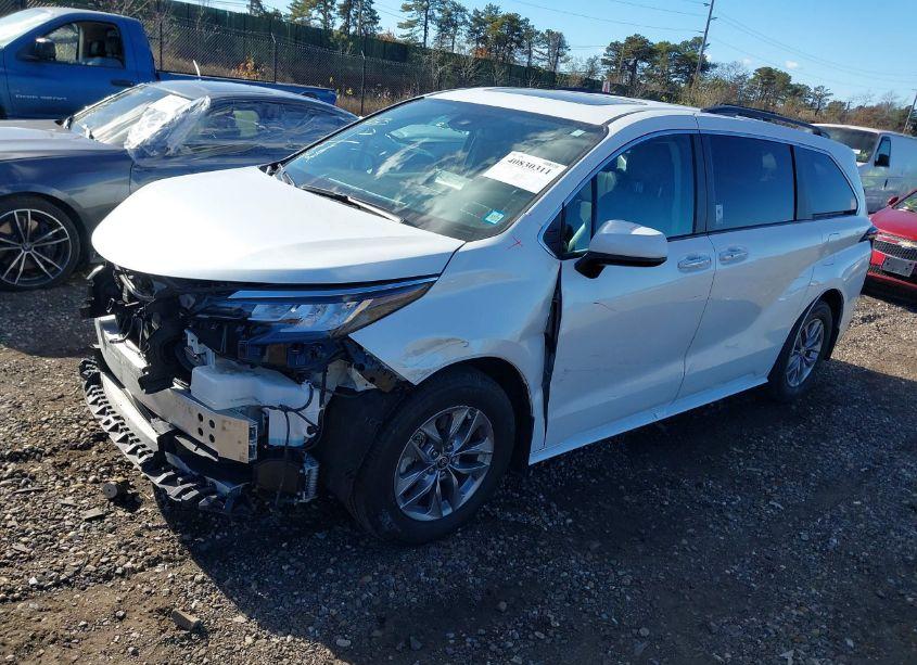 Photo 2 of 2023 Toyota Sienna XLE (VIN 5TDYRKEC5PS141967)