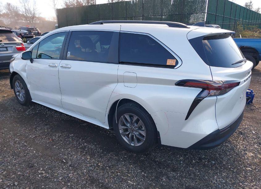 Photo 3 of 2023 Toyota Sienna XLE (VIN 5TDYRKEC5PS141967)