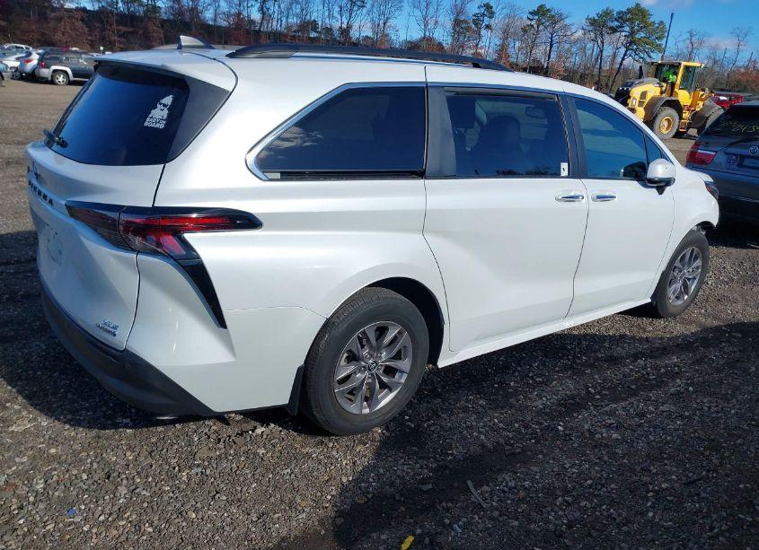Photo 4 of 2023 Toyota Sienna XLE (VIN 5TDYRKEC5PS141967)