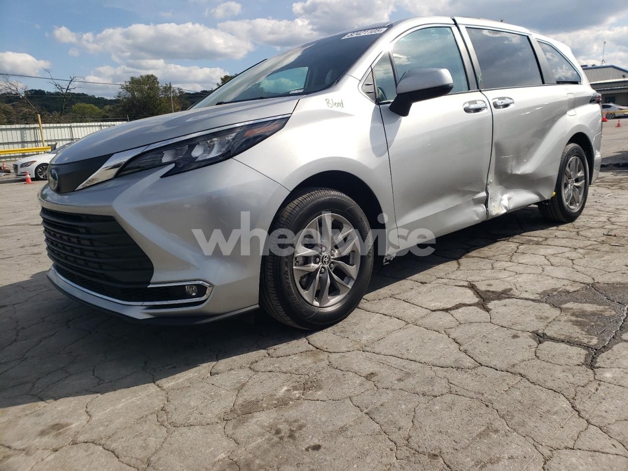 2024 TOYOTA SIENNA XLE (VIN 5TDYRKEC5RS194011) main photo