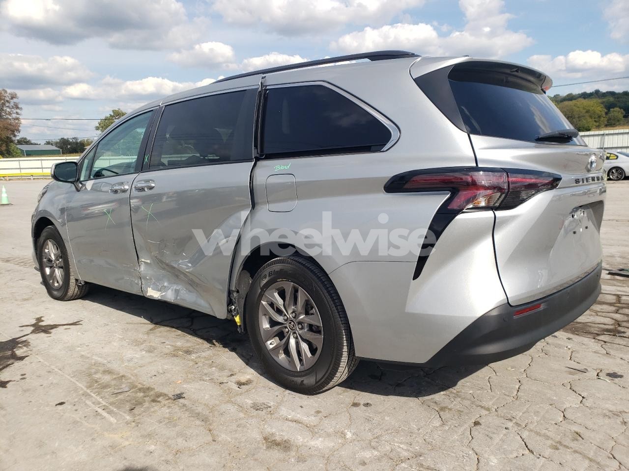 Photo 2 of 2024 TOYOTA SIENNA XLE (VIN 5TDYRKEC5RS194011)