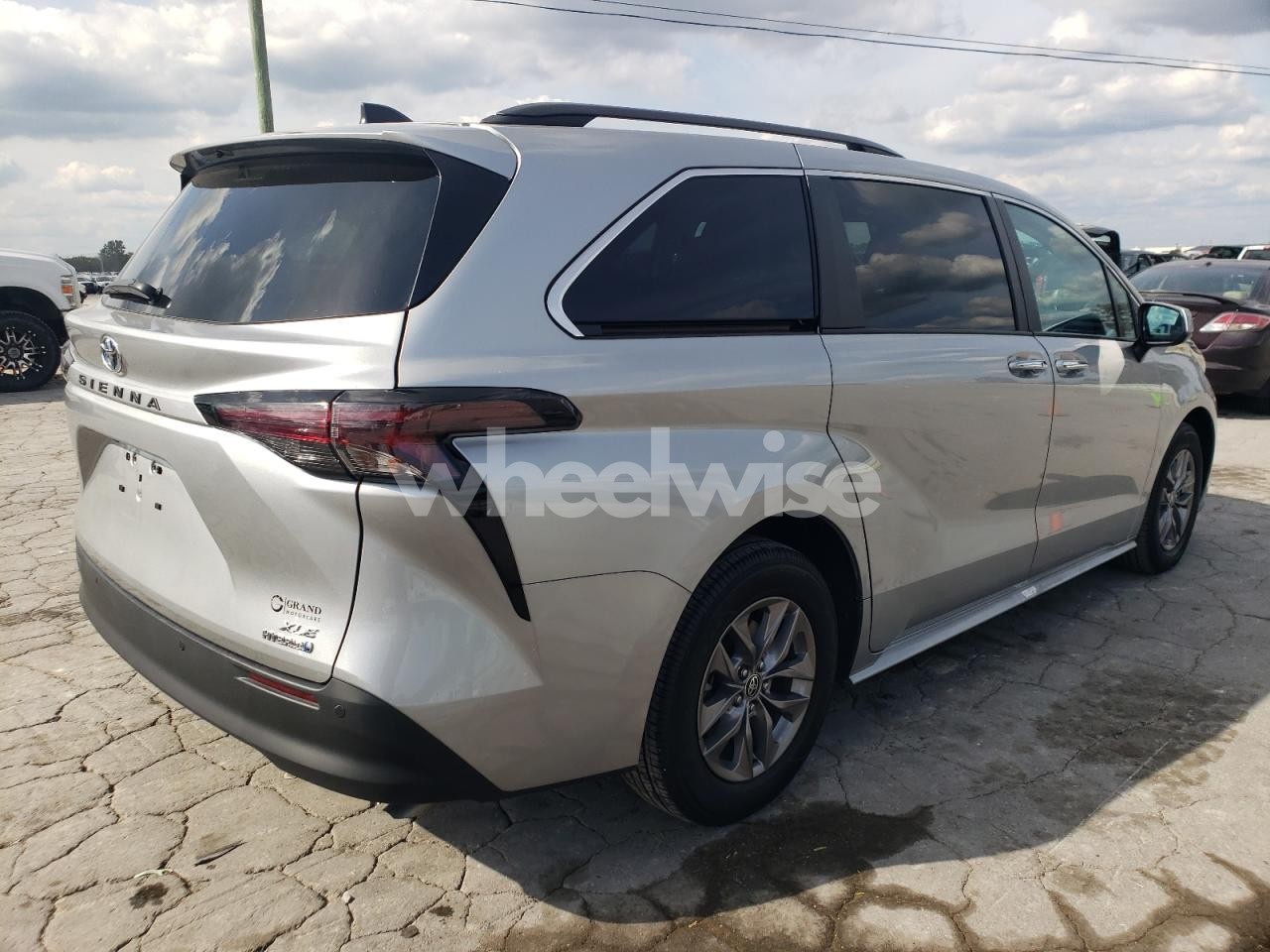 Photo 3 of 2024 TOYOTA SIENNA XLE (VIN 5TDYRKEC5RS194011)