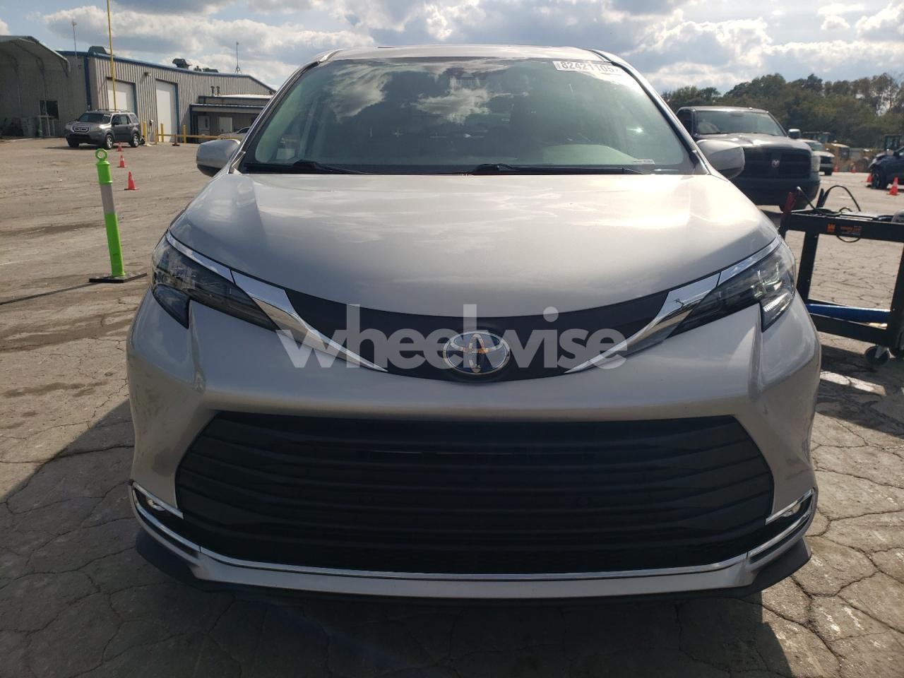 Photo 5 of 2024 TOYOTA SIENNA XLE (VIN 5TDYRKEC5RS194011)