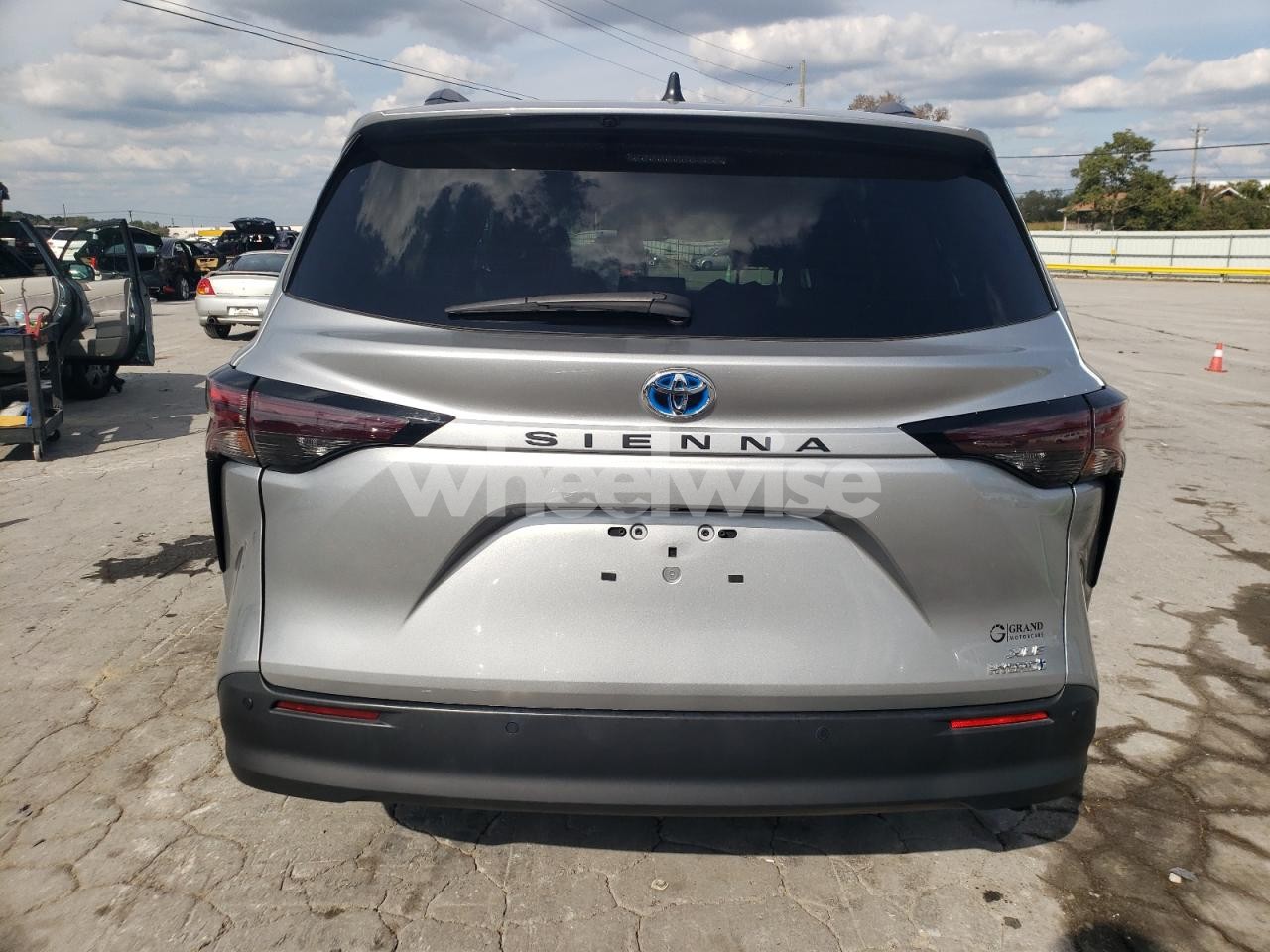 Photo 6 of 2024 TOYOTA SIENNA XLE (VIN 5TDYRKEC5RS194011)