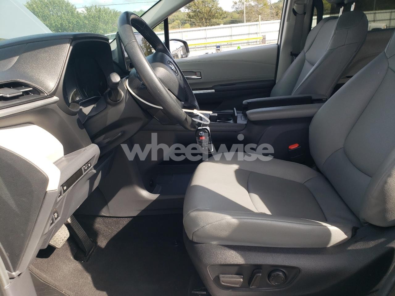 Photo 7 of 2024 TOYOTA SIENNA XLE (VIN 5TDYRKEC5RS194011)