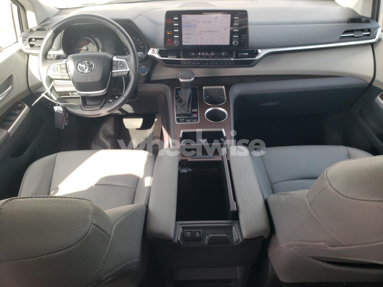 Photo 8 of 2024 TOYOTA SIENNA XLE (VIN 5TDYRKEC5RS194011)