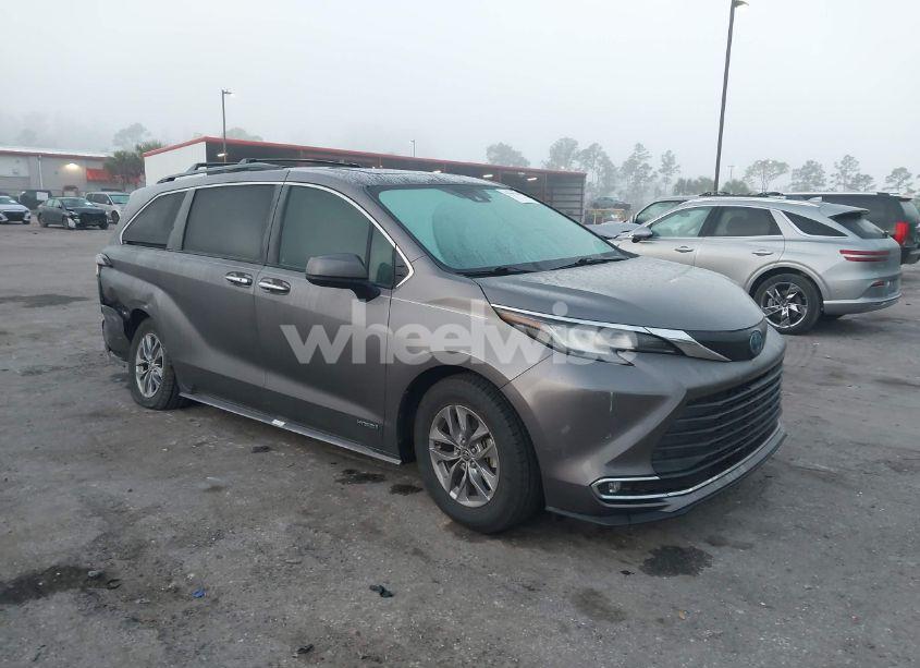 2021 Toyota Sienna XLE (VIN 5TDYRKEC6MS048404) main photo