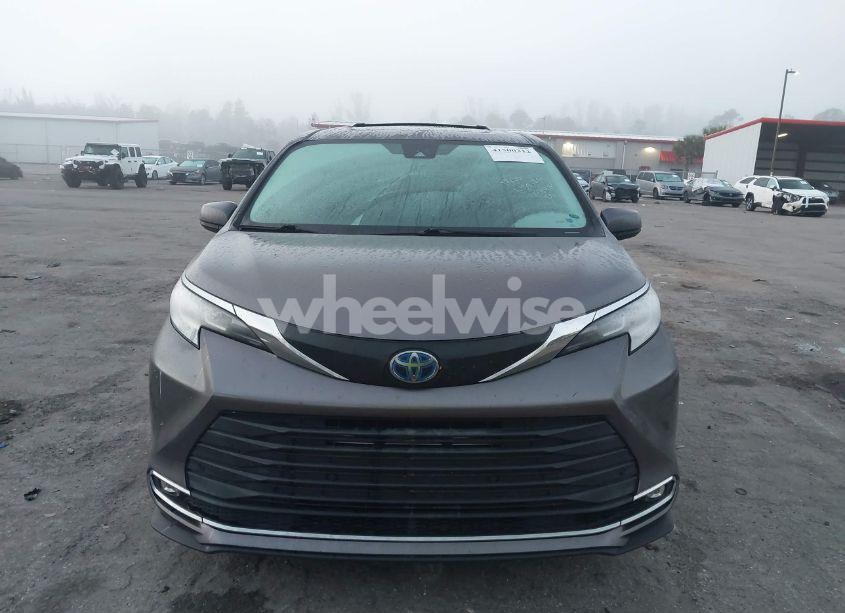 Photo 12 of 2021 Toyota Sienna XLE (VIN 5TDYRKEC6MS048404)