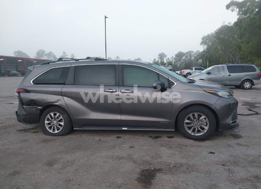Photo 13 of 2021 Toyota Sienna XLE (VIN 5TDYRKEC6MS048404)