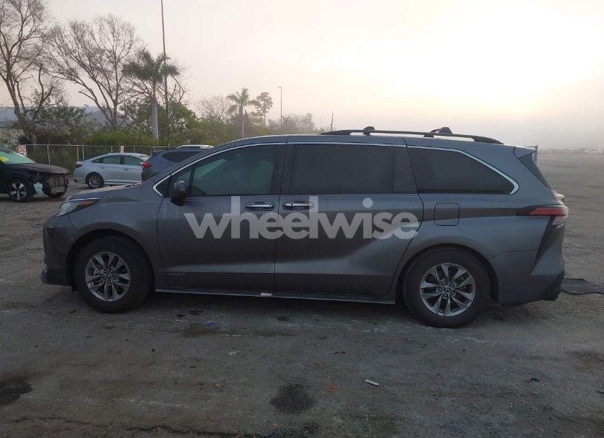 Photo 14 of 2021 Toyota Sienna XLE (VIN 5TDYRKEC6MS048404)