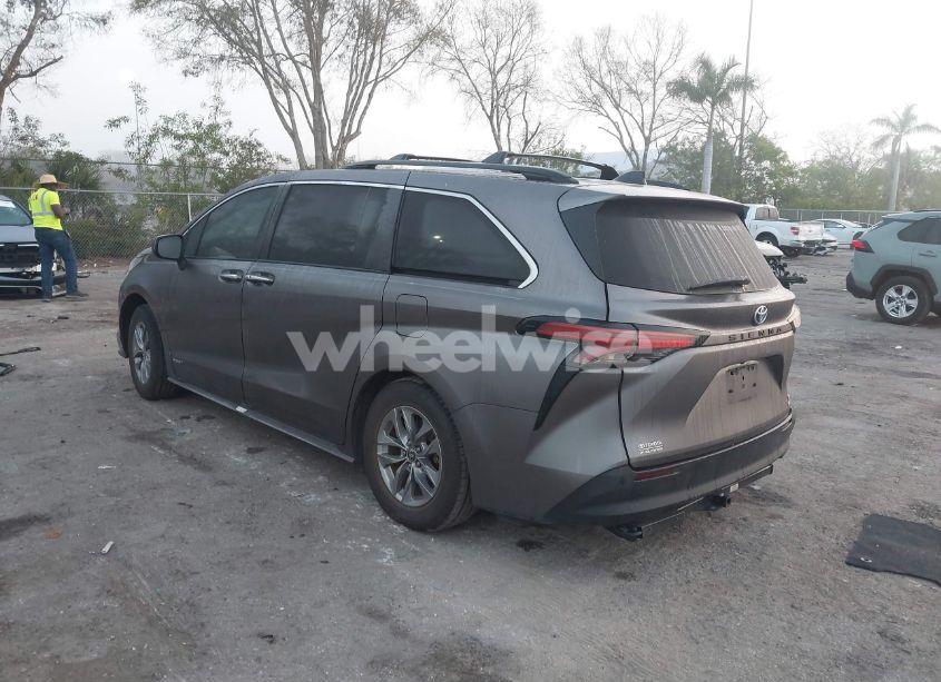 Photo 3 of 2021 Toyota Sienna XLE (VIN 5TDYRKEC6MS048404)