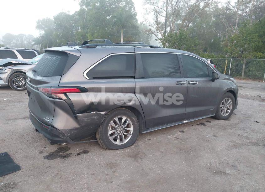 Photo 4 of 2021 Toyota Sienna XLE (VIN 5TDYRKEC6MS048404)