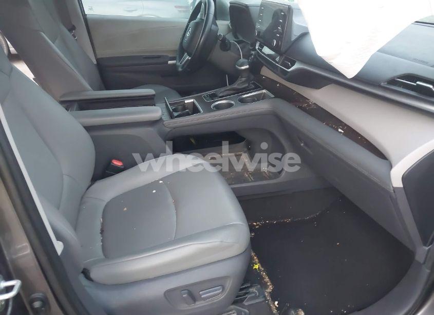 Photo 5 of 2021 Toyota Sienna XLE (VIN 5TDYRKEC6MS048404)