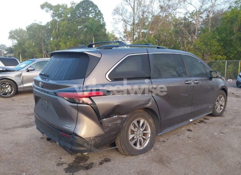 Photo 6 of 2021 Toyota Sienna XLE (VIN 5TDYRKEC6MS048404)