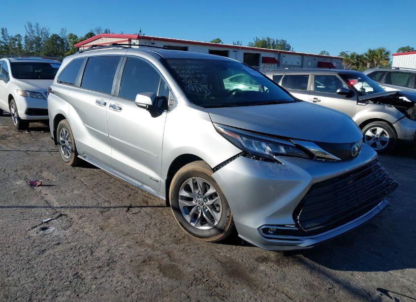 2021 Toyota Sienna XLE (VIN 5TDYRKEC6MS066370) main photo