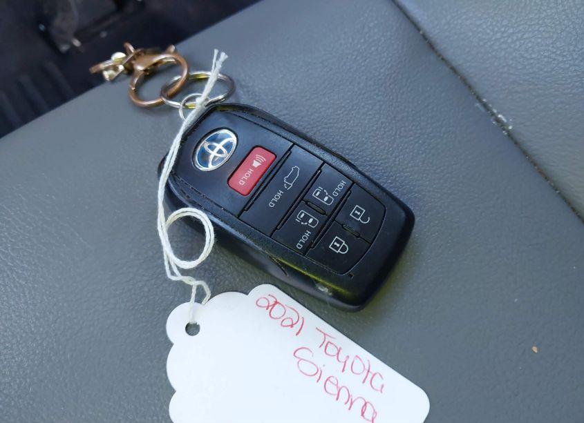 Photo 11 of 2021 Toyota Sienna XLE (VIN 5TDYRKEC6MS066370)