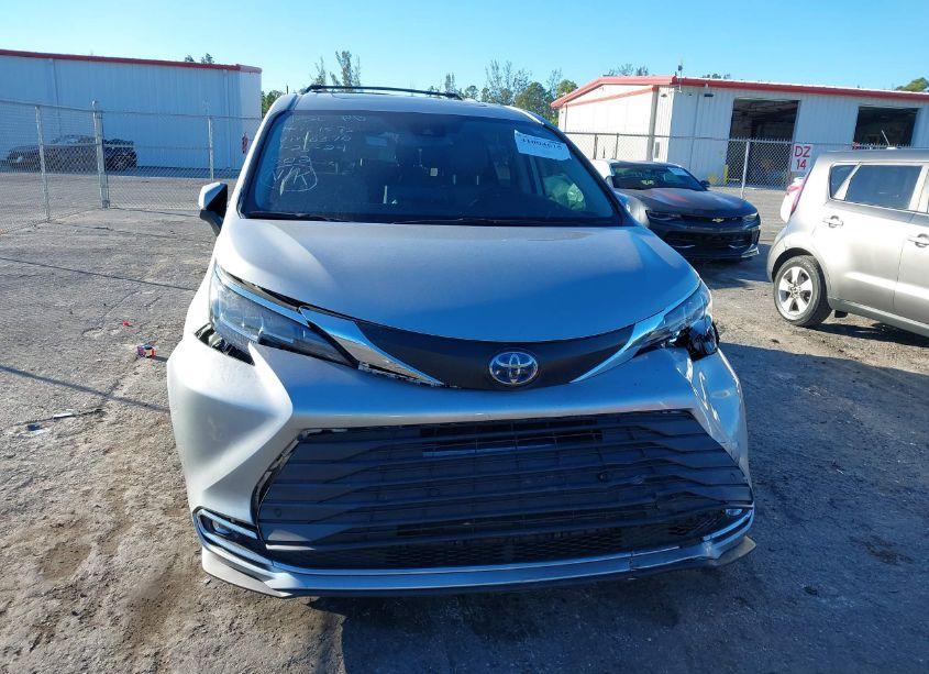 Photo 12 of 2021 Toyota Sienna XLE (VIN 5TDYRKEC6MS066370)