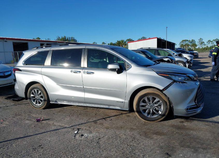 Photo 13 of 2021 Toyota Sienna XLE (VIN 5TDYRKEC6MS066370)