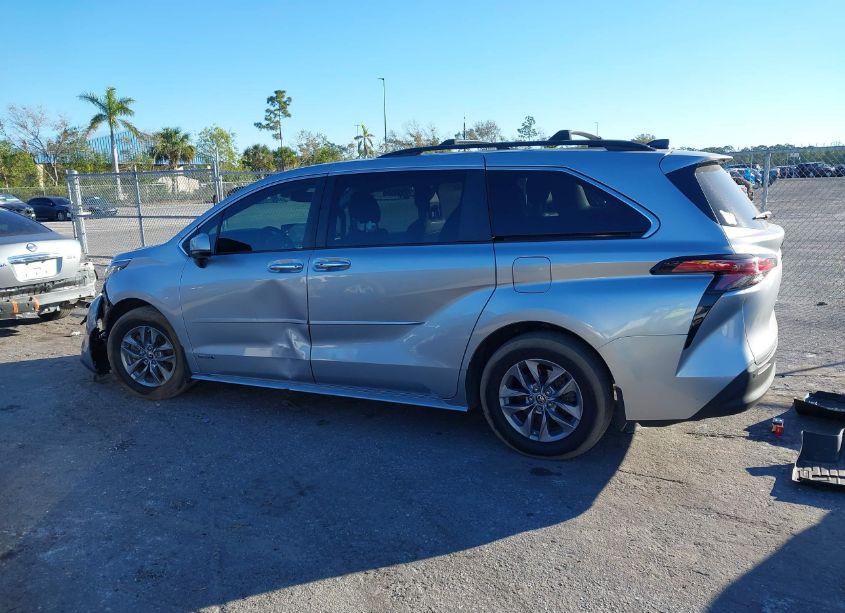 Photo 14 of 2021 Toyota Sienna XLE (VIN 5TDYRKEC6MS066370)