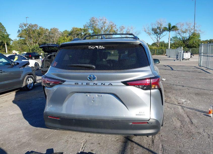 Photo 16 of 2021 Toyota Sienna XLE (VIN 5TDYRKEC6MS066370)