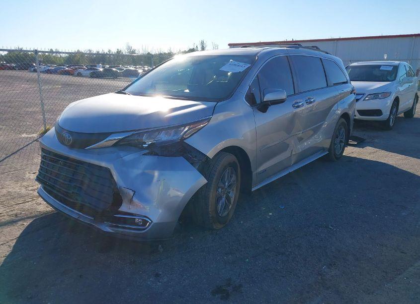Photo 2 of 2021 Toyota Sienna XLE (VIN 5TDYRKEC6MS066370)