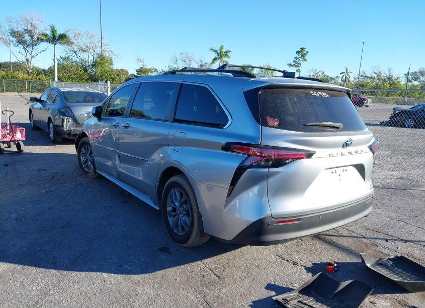 Photo 3 of 2021 Toyota Sienna XLE (VIN 5TDYRKEC6MS066370)