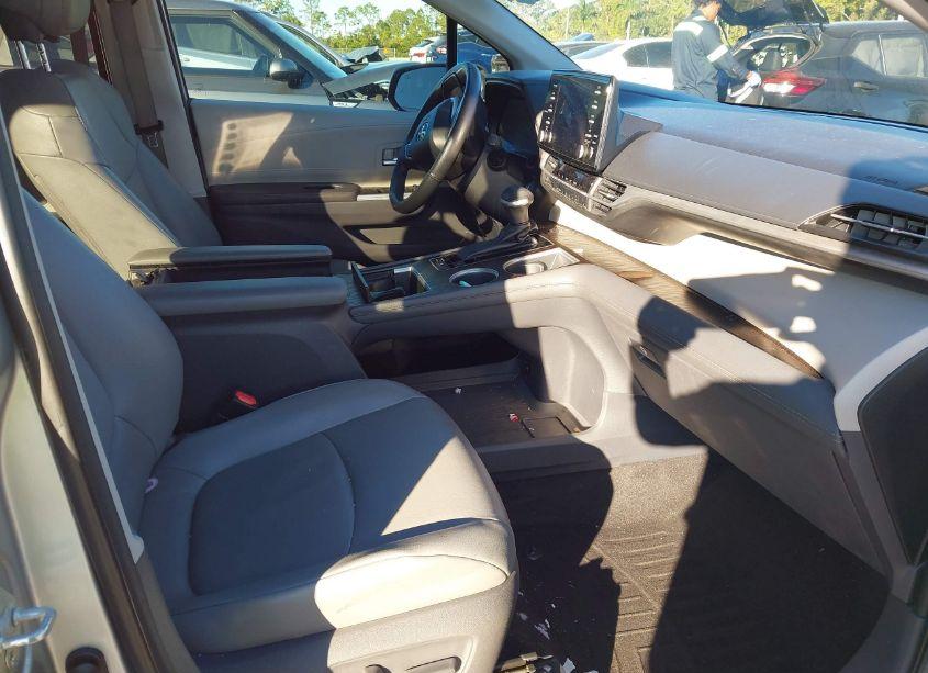 Photo 5 of 2021 Toyota Sienna XLE (VIN 5TDYRKEC6MS066370)