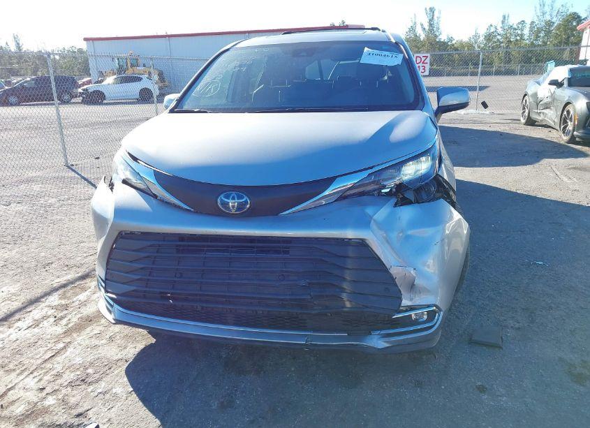 Photo 6 of 2021 Toyota Sienna XLE (VIN 5TDYRKEC6MS066370)