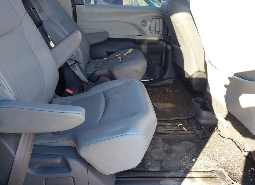 Photo 8 of 2021 Toyota Sienna XLE (VIN 5TDYRKEC6MS066370)