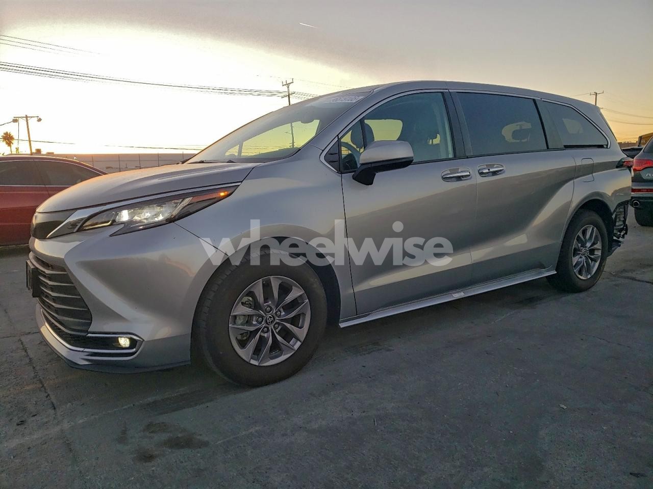 2022 TOYOTA SIENNA XLE (VIN 5TDYRKEC6NS127038) main photo