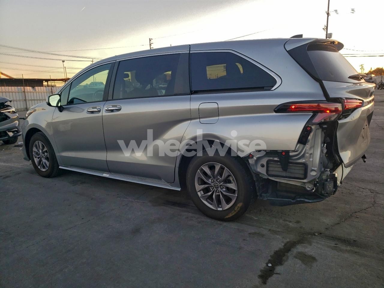 Photo 2 of 2022 TOYOTA SIENNA XLE (VIN 5TDYRKEC6NS127038)