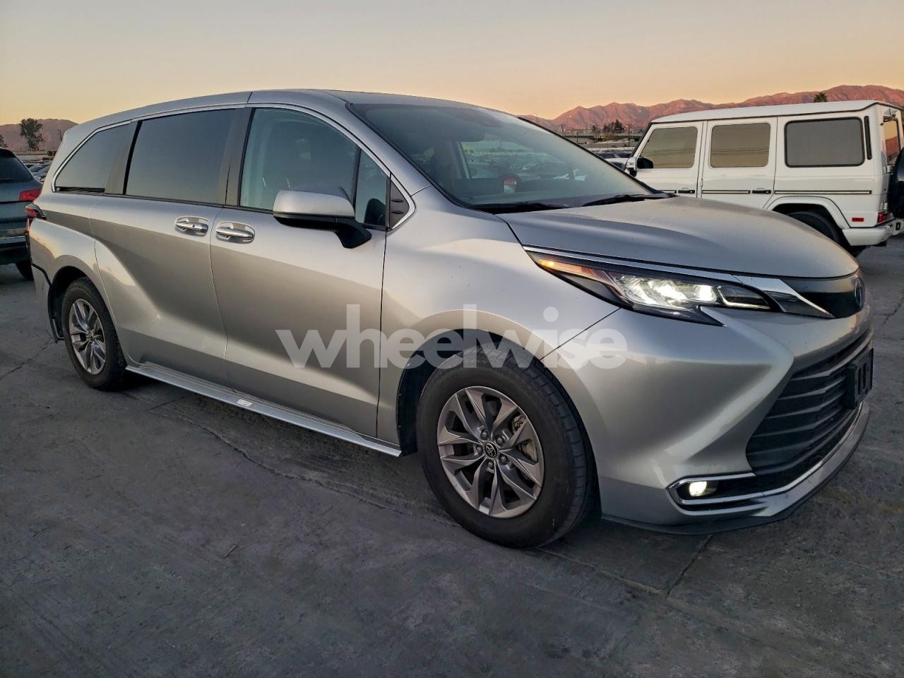 Photo 4 of 2022 TOYOTA SIENNA XLE (VIN 5TDYRKEC6NS127038)