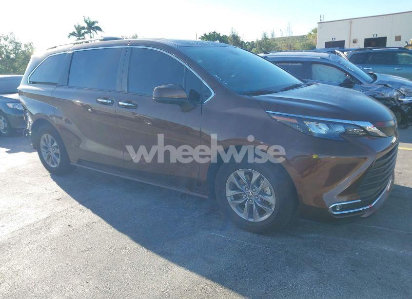 2024 Toyota Sienna XLE (VIN 5TDYRKEC6RS191943) main photo