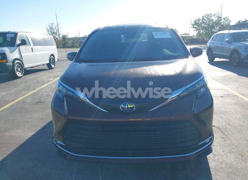 Photo 12 of 2024 Toyota Sienna XLE (VIN 5TDYRKEC6RS191943)