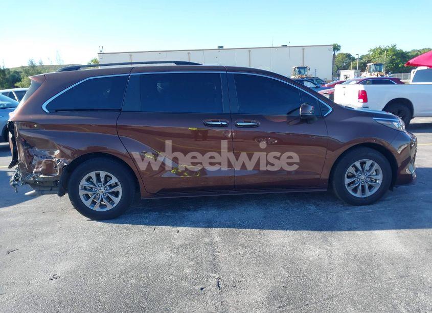 Photo 13 of 2024 Toyota Sienna XLE (VIN 5TDYRKEC6RS191943)
