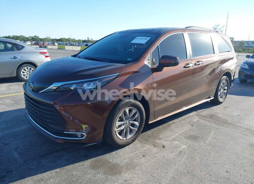 Photo 2 of 2024 Toyota Sienna XLE (VIN 5TDYRKEC6RS191943)