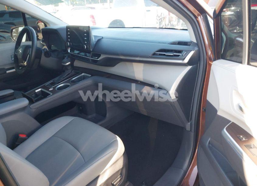 Photo 5 of 2024 Toyota Sienna XLE (VIN 5TDYRKEC6RS191943)