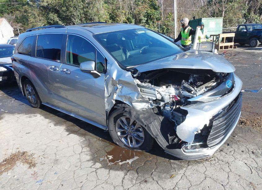 2024 Toyota Sienna XLE (VIN 5TDYRKEC6RS204805) main photo