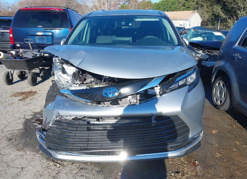 Photo 12 of 2024 Toyota Sienna XLE (VIN 5TDYRKEC6RS204805)