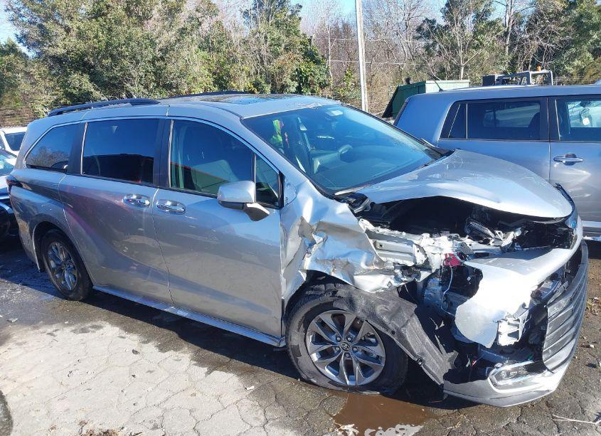 Photo 13 of 2024 Toyota Sienna XLE (VIN 5TDYRKEC6RS204805)