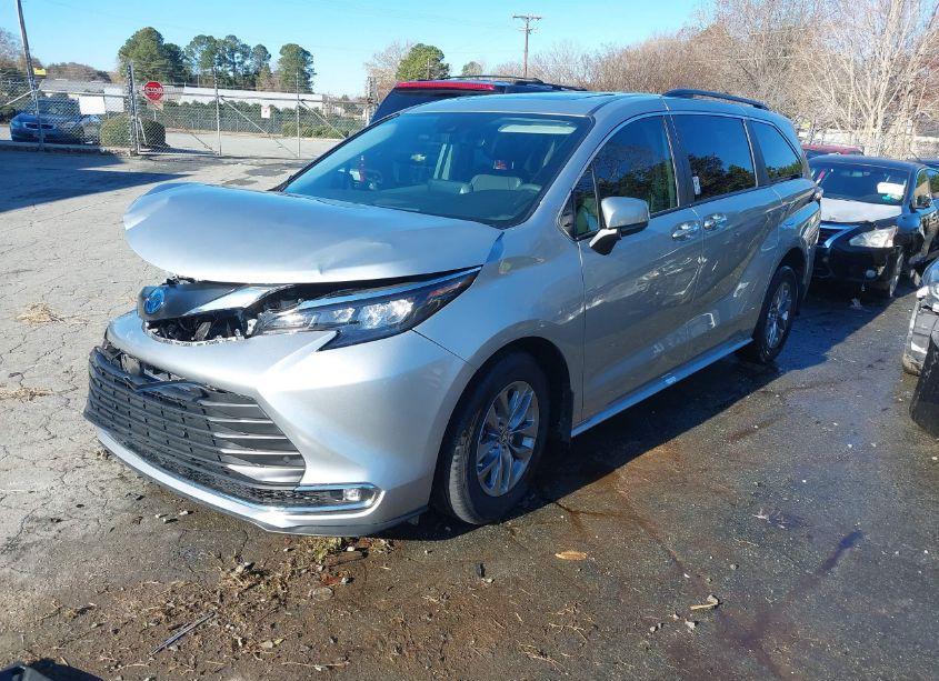 Photo 2 of 2024 Toyota Sienna XLE (VIN 5TDYRKEC6RS204805)