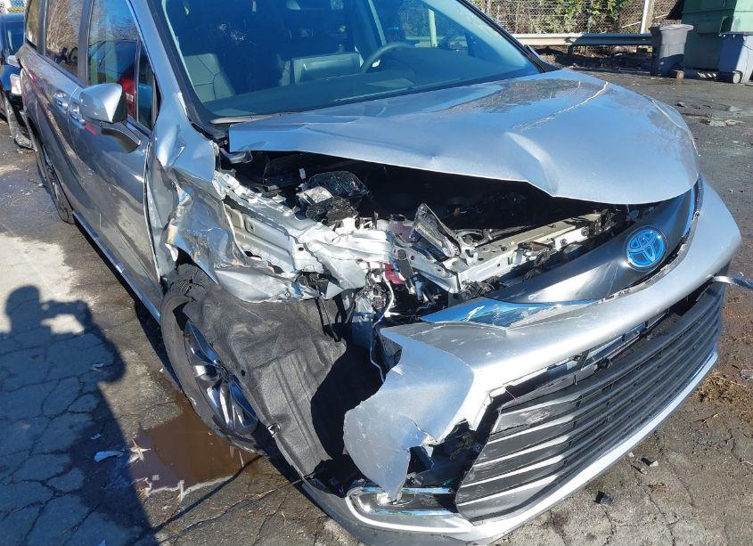 Photo 6 of 2024 Toyota Sienna XLE (VIN 5TDYRKEC6RS204805)