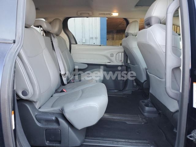 Photo 2 of 2024 TOYOTA SIENNA XLE (VIN 5TDYRKEC6RS215254)