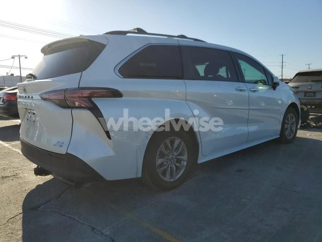 Photo 2 of 2022 TOYOTA SIENNA XLE (VIN 5TDYRKEC7NS094003)