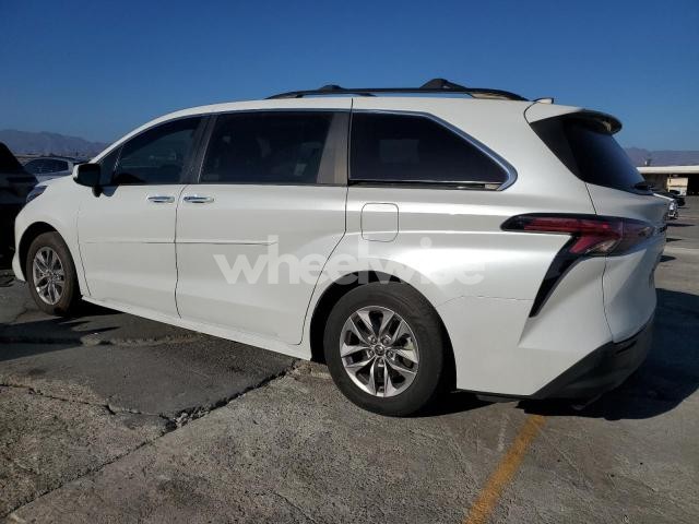 Photo 3 of 2022 TOYOTA SIENNA XLE (VIN 5TDYRKEC7NS094003)