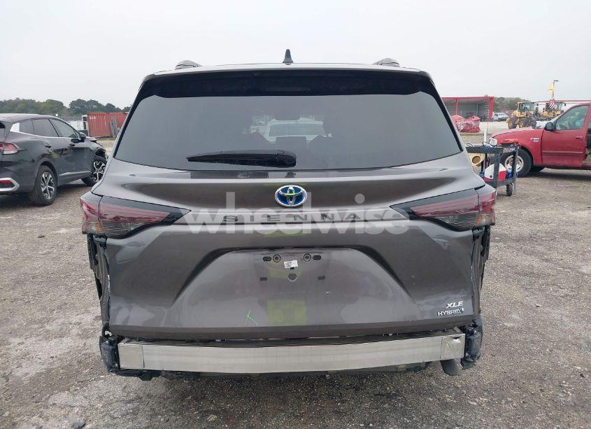 Photo 16 of 2024 Toyota Sienna XLE (VIN 5TDYRKEC7RS194320)
