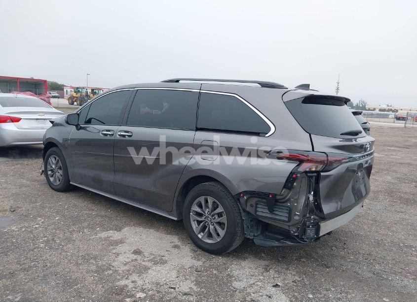 Photo 3 of 2024 Toyota Sienna XLE (VIN 5TDYRKEC7RS194320)