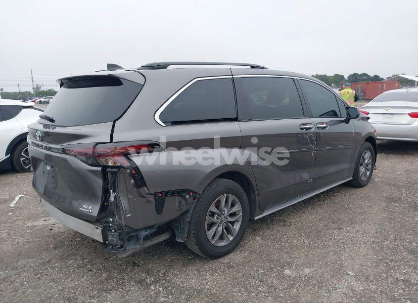 Photo 4 of 2024 Toyota Sienna XLE (VIN 5TDYRKEC7RS194320)