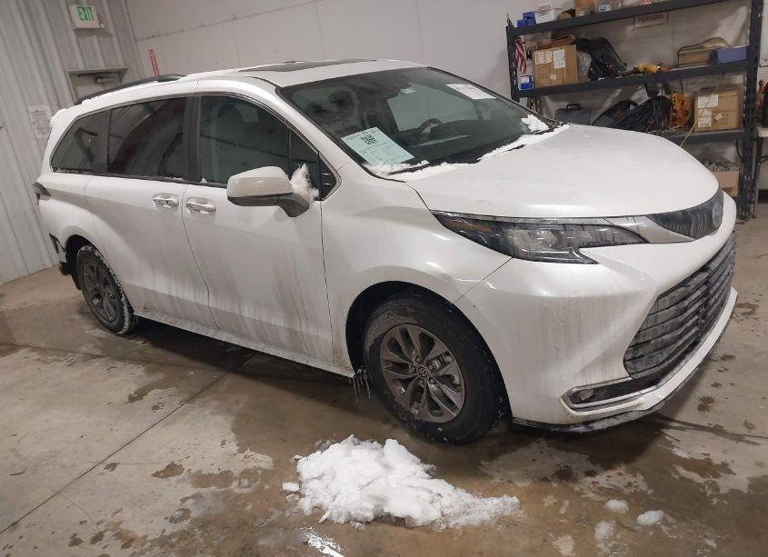 2024 Toyota Sienna XLE (VIN 5TDYRKEC7RS209642) main photo