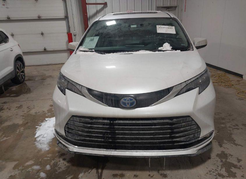 Photo 12 of 2024 Toyota Sienna XLE (VIN 5TDYRKEC7RS209642)